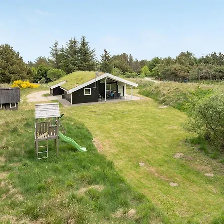 Ubbe Holiday home